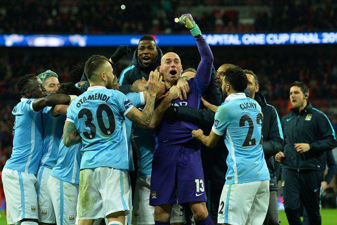 Caballero portato in trionfo dopo i tre rigori parati ai reds