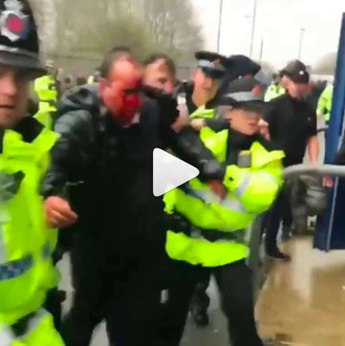 Aggressione poliziotti durante Wigan-Bolton