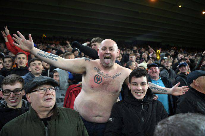 I tifosi dei wolves esultano per la conquista delle semifinali di FA Cup