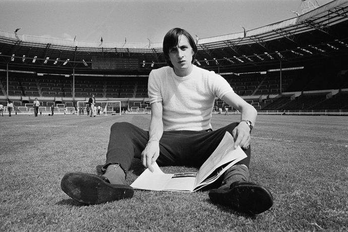 Cruijff legge il giornale sul prato di Wembley!