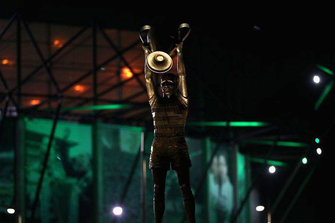 La statua di McNeill all'entrata del Celtic Park