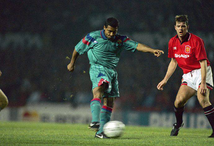 Romario sfugge a Gary Pallister nel 1994