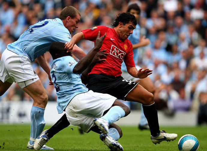 Tevez lotta contro Richards e Dunne nel derby