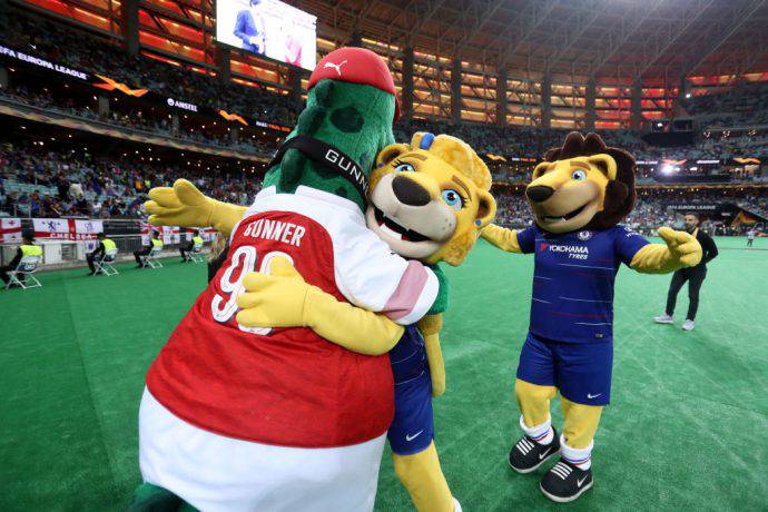 Arsenal e Chelsea con le loro mascotte a Baku