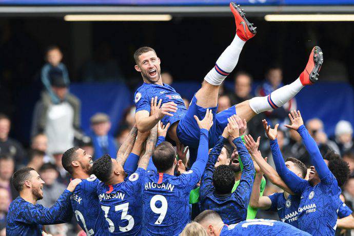 Cahill salutato dai compagni del Chelsea con la nuova divisa