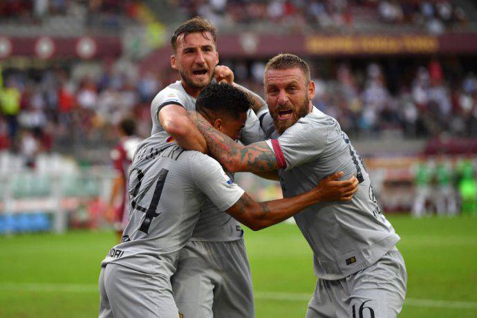 De Rossi esulta con i compagni a Torino