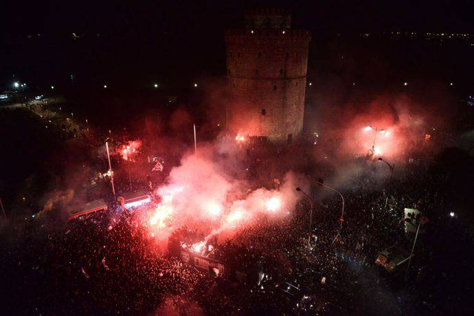 Delirio dei fans del Paok sotto la Torre Bianca di Salonicco