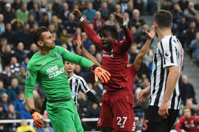 Il belga Origi esulta per il 3-2 del Liverpool a Newcastle