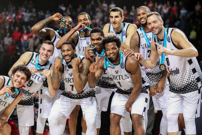 La Virtus Bologna festeggia la Champions League