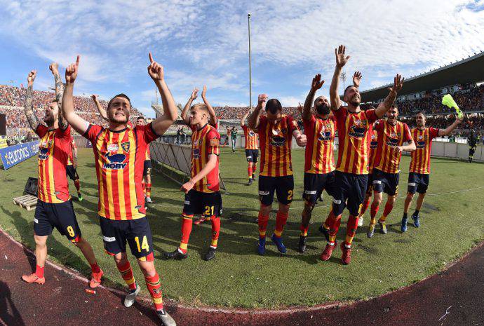 Lecce in festa sotto la curva giallorossa