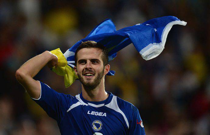 Pjanic festeggia con la sua Bosnia