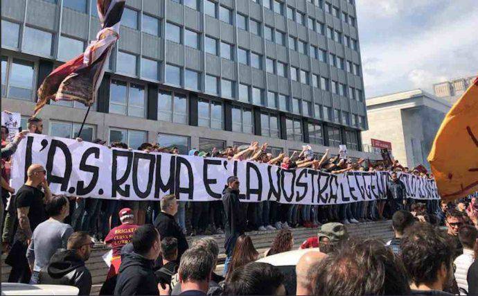 <blockquote class="twitter-tweet" data-lang="it"><p lang="it" dir="ltr">Parte la contestazione. Esposto striscione: “L’AS Roma appartiene a noi”. Distribuiti cartelli: “Pallotta vattene”, “Le leggende non si toccano” <a href="https://t.co/0qed9NJ79f">pic.twitter.com/0qed9NJ79f</a></p>— Mattia Zucchiatti (@Mzucchiatti95) <a href="https://twitter.com/Mzucchiatti95/status/1129371835102109696?ref_src=twsrc%5Etfw">17 maggio 2019</a></blockquote> <script async src="https://platform.twitter.com/widgets.js" charset="utf-8"></script>