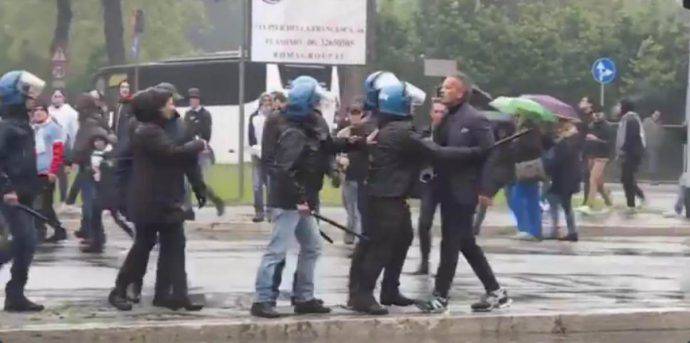 Sinisa Mihajlovic frenato dai poliziotti