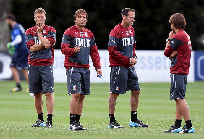 Alessio insieme a Conte e Carrera in azzurro