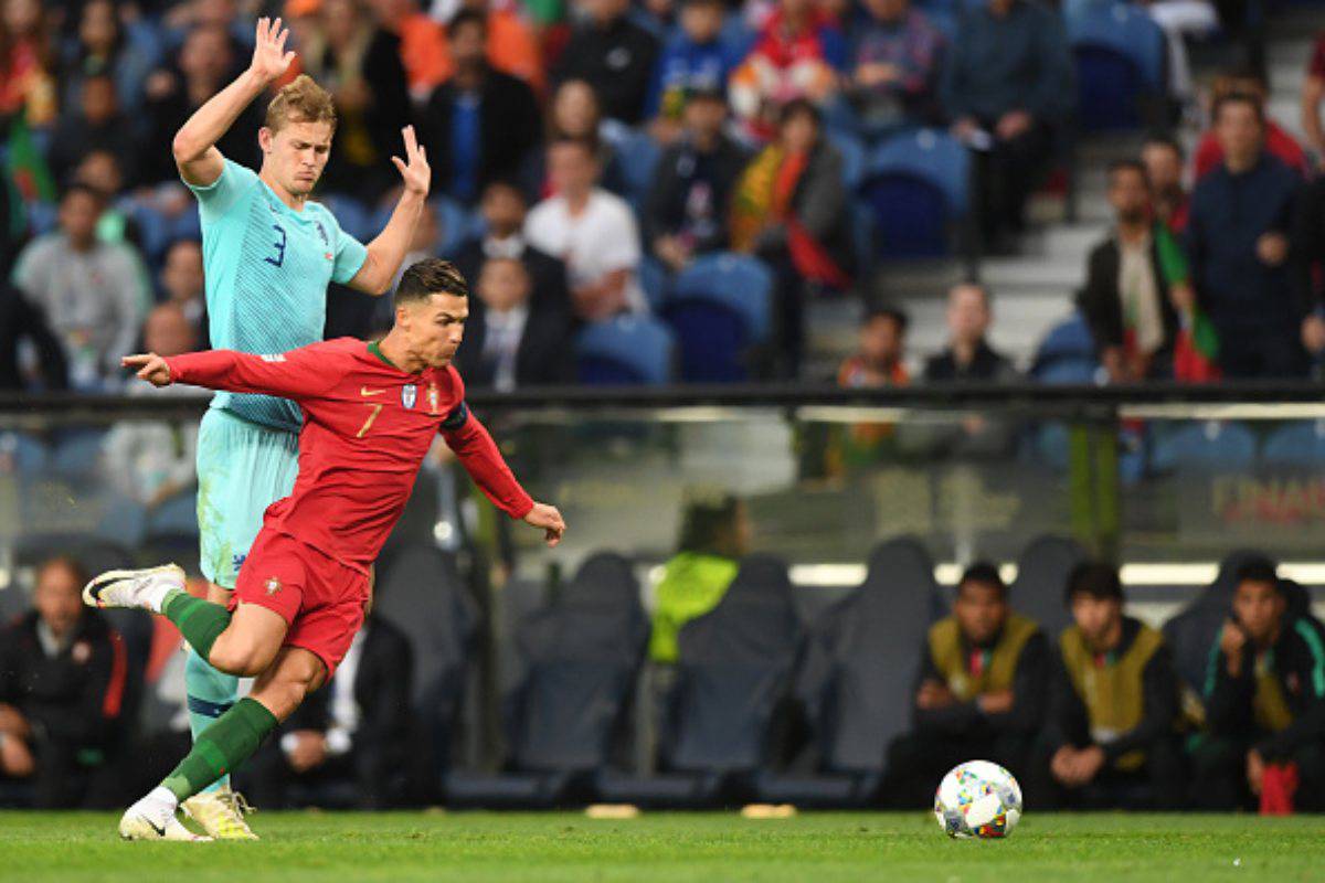 De Ligt e Cristiano Ronaldo durante Portogallo-Olanda