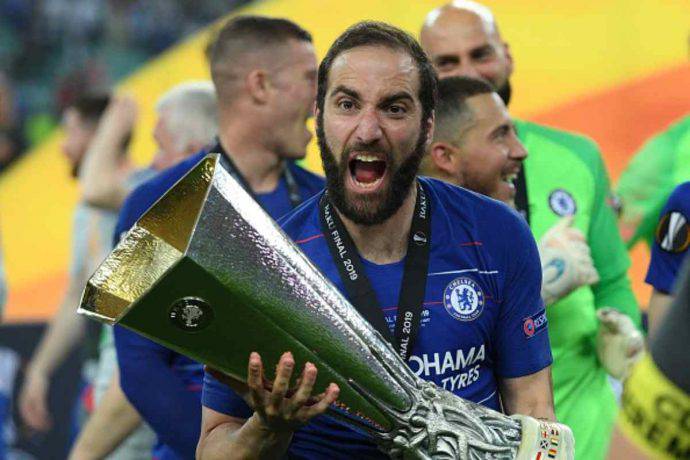 Higuain con la Coppa Uefa