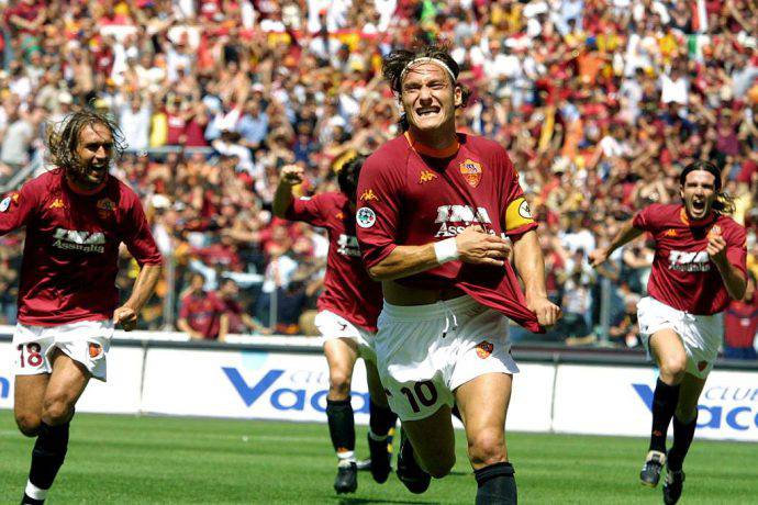 Totti segna al Parma nel giorno scudetto 2001