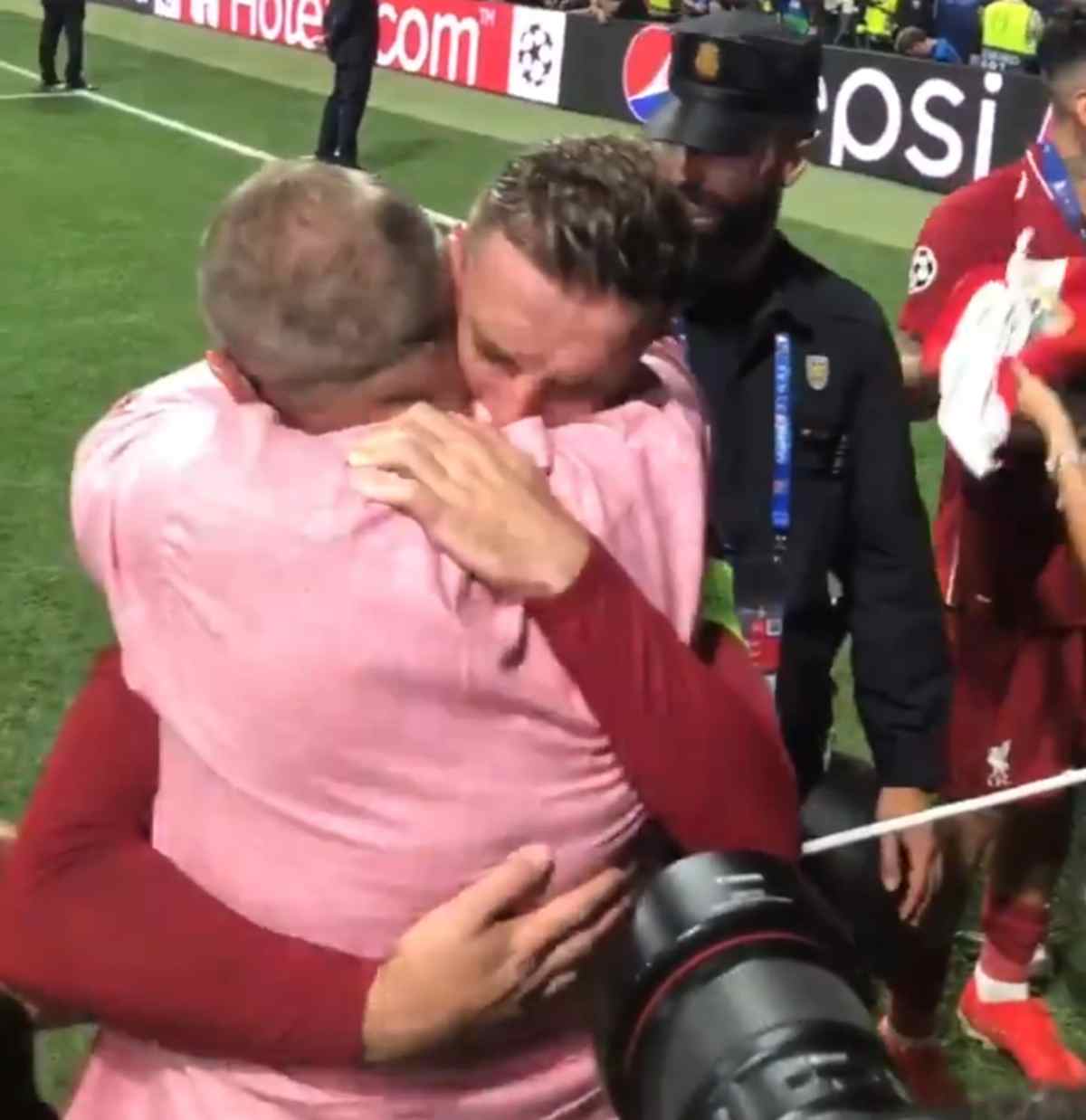Henderson abbraccio padre
