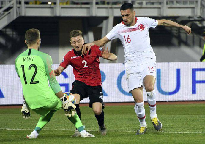 Demiral durante Albania-Turchia