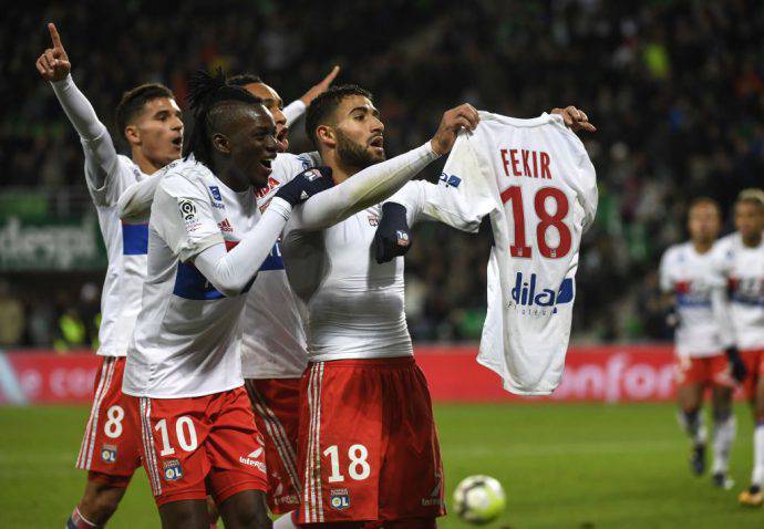 Fekir esulta in faccia ai tifosi del St.Etienne