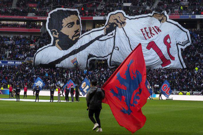 La curva del Lione omaggia il suo capitano Fekir, eroe del derby