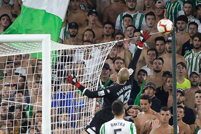 Pau Lopez sotto i tifosi del Betis