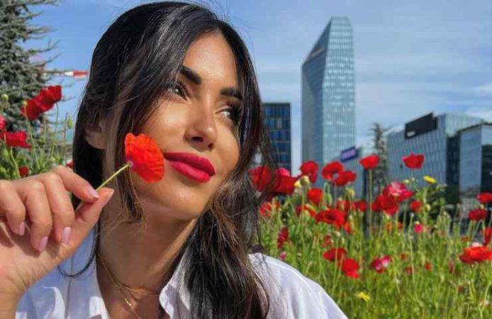 Federica Nargi davanzale tutto fuori