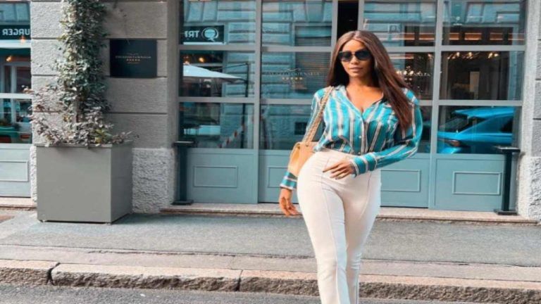 Ainnett Stephens, legging attillati e scollatura illegale: la FOTO ti toglie il respiro Ainnett Stephens, legging attillati e scollatura illegale: la FOTO ti toglie il respiro