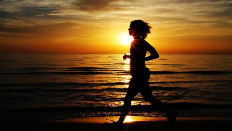 Correre a digiuno: tutti i potenziali rischi Correre a digiuno: tutti i potenziali rischi