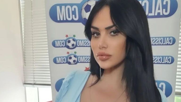 Marika Fruscio, scollatura profondissima: tutto è di fuori, FOTO travolgente Marika Fruscio, scollatura profondissima: tutto è di fuori, FOTO travolgente