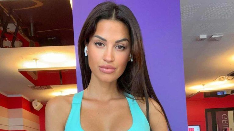 Eleonora Incardona, il vestitino è troppo scollato: si apre proprio lì.. mostruosa – FOTO Eleonora Incardona, il vestitino è troppo scollato: si apre proprio lì.. mostruosa – FOTO