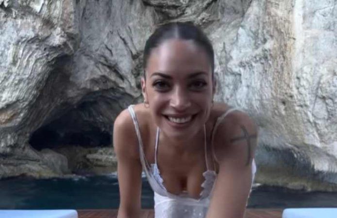 Elodie scollatura estrema