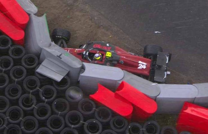 Formula 1 Zhou barriera