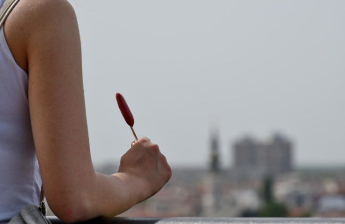 Braccia toniche, giovane donna (Foto Pixino) - sportnews.eu