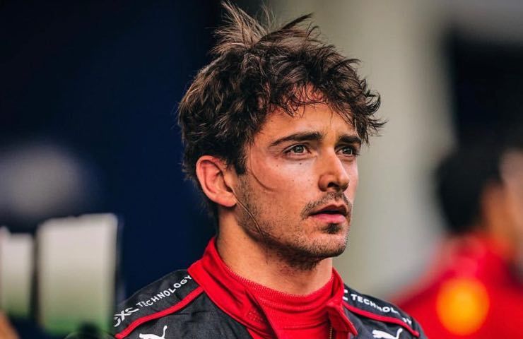 Formula 1 Leclerc rinvia volo Singapore motivo toccante