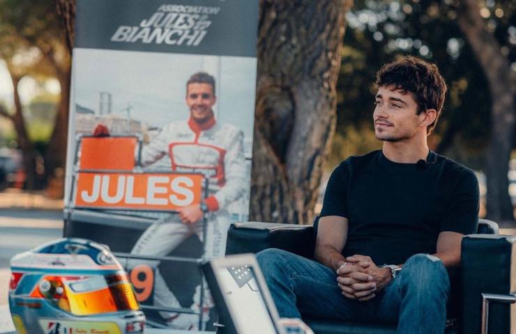 Formula 1 Leclerc rinvia volo Singapore motivo toccante