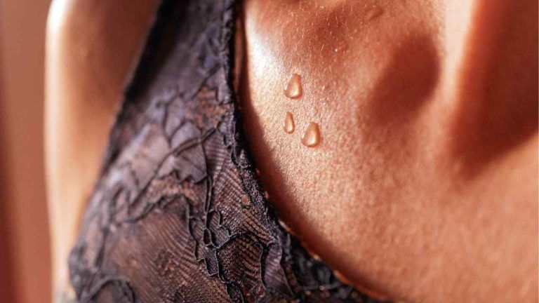 Iperidrosi, cosa scatena la sudorazione patologica e quali sono i possibili rimedi Iperidrosi, cosa scatena la sudorazione patologica e quali sono i possibili rimedi