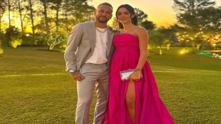 Neymar pizzicato con due donne: la reazione della compagna Bruna Biancardi Neymar pizzicato con due donne: la reazione della compagna Bruna Biancardi