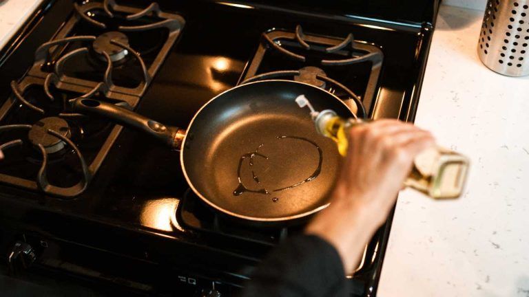 Punto di fumo dell’olio, sai che cos’è? Perché è importante conoscerlo: ne va la tua salute Punto di fumo dell’olio, sai che cos’è? Perché è importante conoscerlo: ne va la tua salute