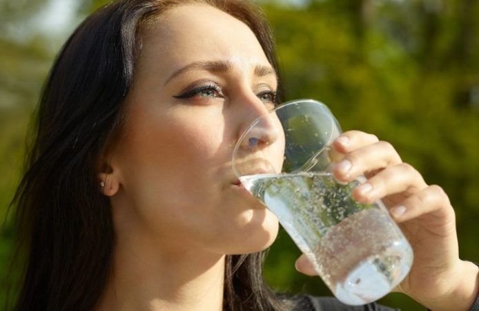 Quanta acqua bere, donna si disseta (Foto Canva) - sportnews.eu