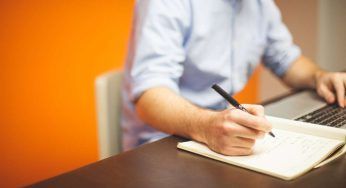 Come dimagrire da seduti: gli esercizi da fare alla scrivania, risultati spaziali