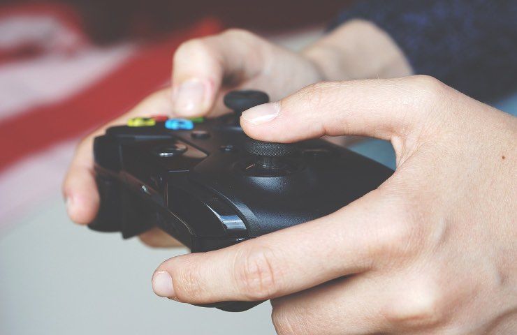 Videogiochi cosa succede bambino gioca 3 ore giorno benefici studio