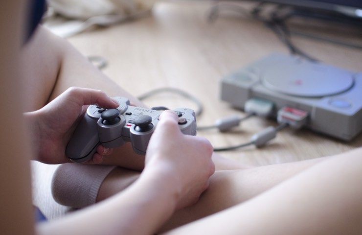 Videogiochi cosa succede bambino gioca 3 ore giorno benefici studio