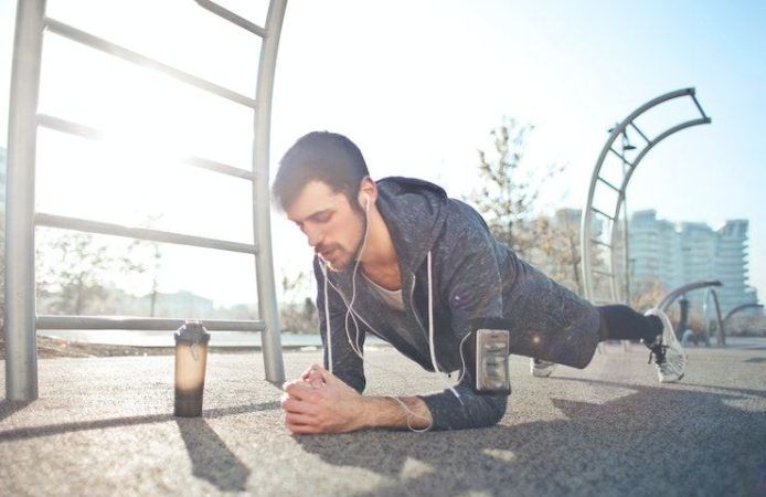 addominali scolpiti, allenamento in corso (Foto Pexels) - sportnews.eu