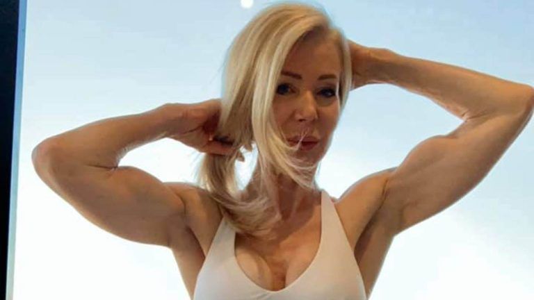 Nonna 64enne con un fisico da paura: svelato il grande mistero della celebre bodybuilder