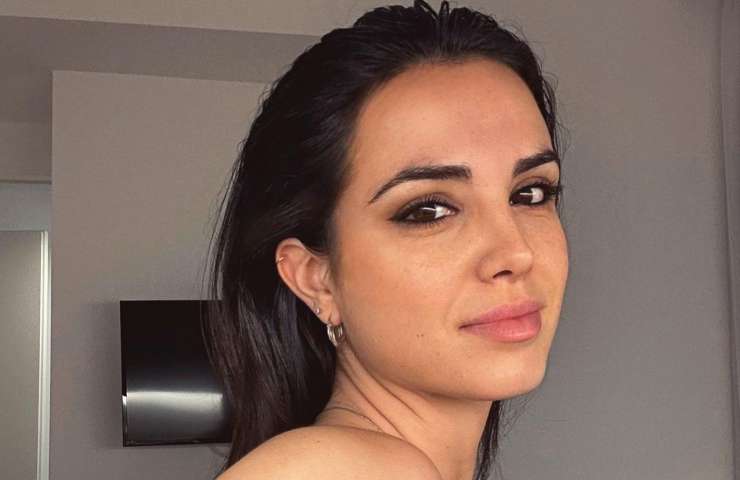 Giusy Meloni vestitino scivola giù