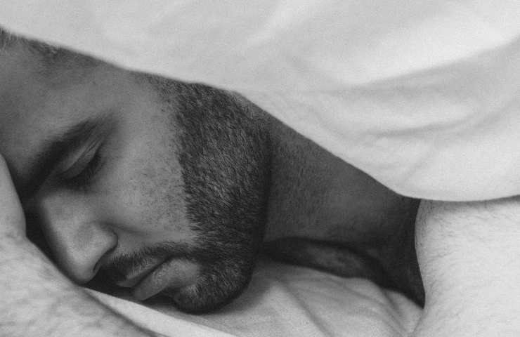 Cosa succede al corpo umano se non si dorme la notte: le conseguenze