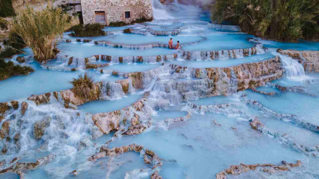 Balneoterapia benefici acqua termale piscina idromassaggio corpo salute