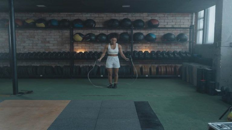 Saltare con la corda, benefici pazzeschi: perché devi sicuramente inserirlo nel tuo workout Saltare con la corda, benefici pazzeschi: perché devi sicuramente inserirlo nel tuo workout