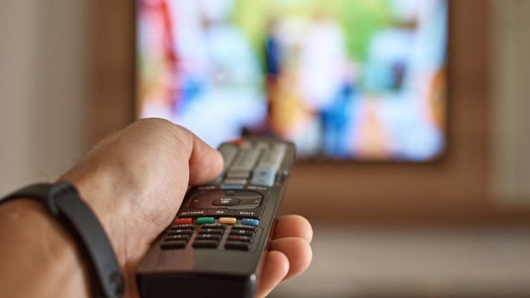 Dimagrire guardando la televisione: il trucchetto per bruciare tantissime calorie Dimagrire guardando la televisione: il trucchetto per bruciare tantissime calorie